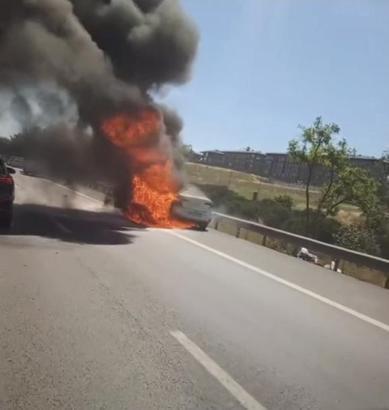 Küçükçekmece TEM Otoyolu'nda otomobil alev alev yandı; yol trafiğe kapatıldı