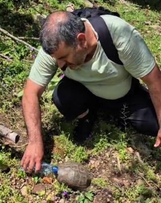 Susuz kalan kaplumbağa ile suyunu paylaştı