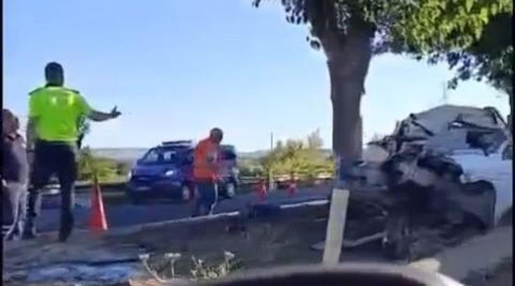 Otomobil refüje çarptı: 1 ölü, 1 yaralı