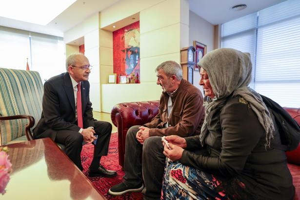 Kılıçdaroğlu, mağdur aileyi makamında kabul etti