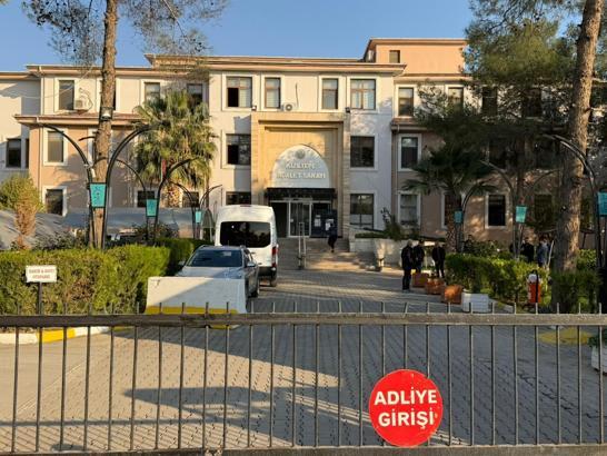 Evinin balkonundayken düğünde açılan ateşte göğsünden vurulan kadın öldü (2)