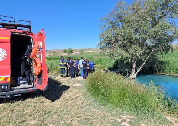 Arkadaşlarıyla girdiği gölette boğuldu
