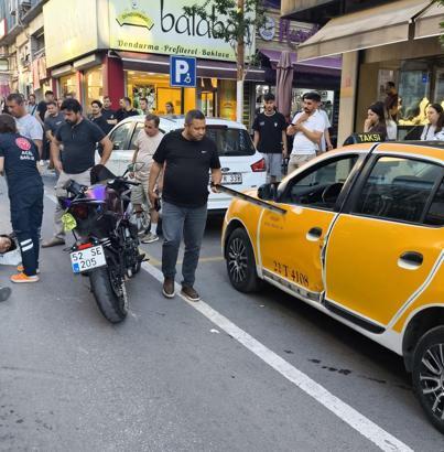 Açılan taksi kapısına çarparak devrilen motosikletin sürücüsü yaralandı