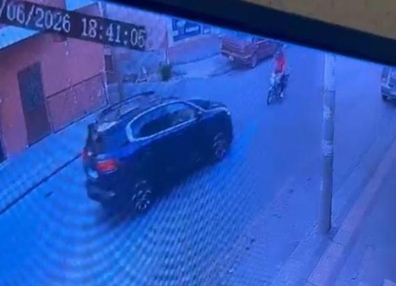 Otomobil ile motosikletin çarpıştığı kaza kamerada: 1 yaralı
