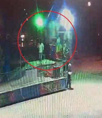 Lunaparkta 'ranger'ın operatöre çarptığı kaza kamerada