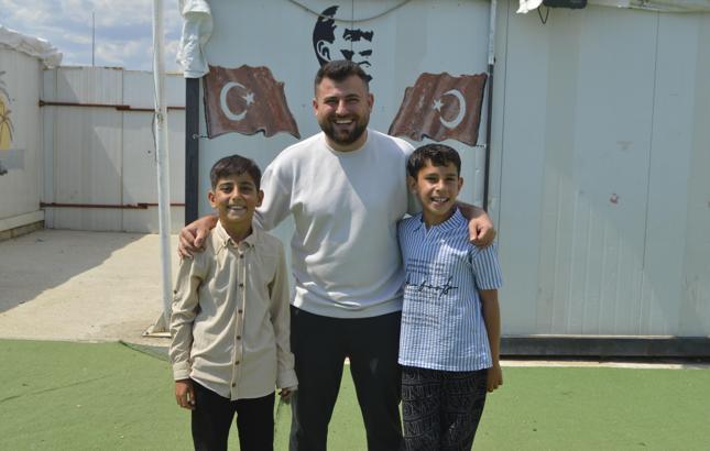 Konteyner kentte eğitim gören depremzede öğrencilerinin İstanbul hayalini gerçekleştirdi