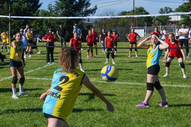 Mini Voleybol Şenliği’nde bin 300 çocuk sahaya çıktı
