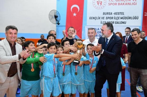 Kestel Belediyesi’nden genç sporculara forma desteği