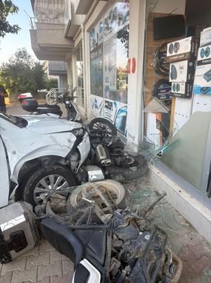 Aracıyla kaldırımı aşıp iş yerine çarptı