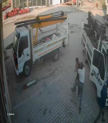 Sanayi sitesindeki tekmeli, yumruklu kavga güvenlik kamerasında