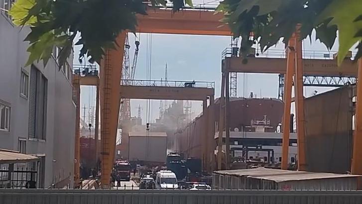 Tuzla'da tersanede gemide yangın
