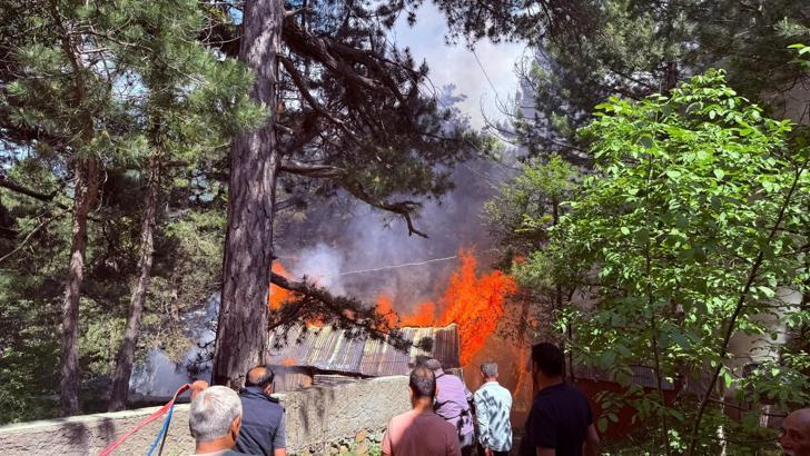 Yayla evinde çıkan yangın ormana sıçramadan söndürüldü