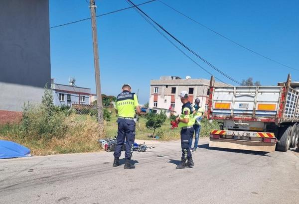 Kamyonla çarpışan motosikletin sürücüsü öldü; kaza kamerada