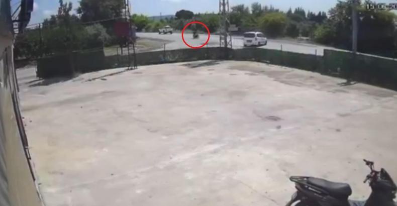 Hafif ticari araç ile motosiklet çarpıştı; 2 yaralı, kaza kamerada