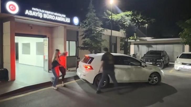 Fatih'te araçta eşini bekleyen Rumen turistin çantasını çalan şüpheli yakalandı