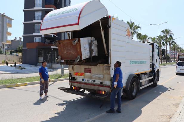 Toroslar’da çöp konteynerleri yıkanıp dezenfekte ediliyor