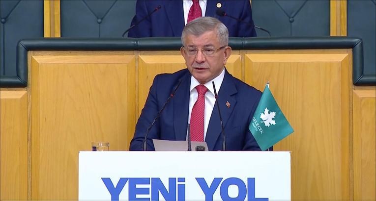Davutoğlu: Türkiye'de ahlakını ve aklını kaybeden siyaset ortamı var