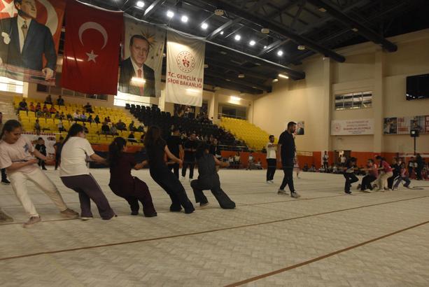 Bitlis’te öğrenciler geleneksel oyunlarla hem yarıştı hem eğlendi