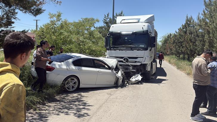 TIR ile çarpışan otomobilin sürücüsü öldü