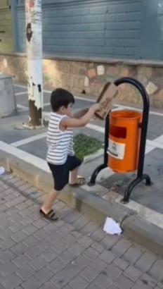 Sokaktaki çöpleri toplayıp kutuya atan minik Aras'a belediyeden hediye