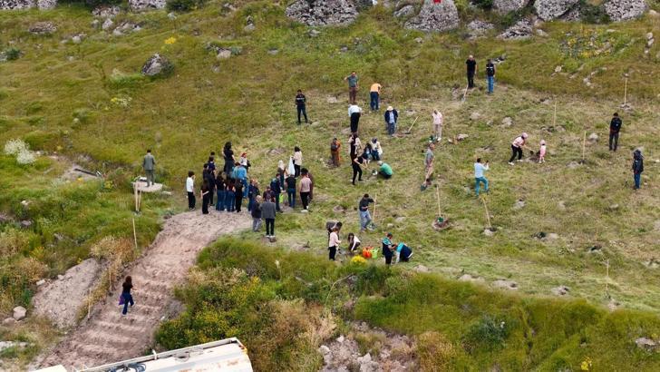 Büyükşehir, 300 fidanı toprakla buluşturuldu