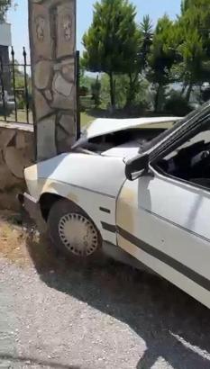 Duvara çarpan otomobildeki 3 kişi yaralandı