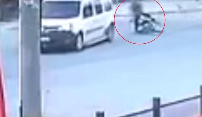 Motosikletle hafif ticari aracın çarpıştığı kaza kamerada: 1 yaralı