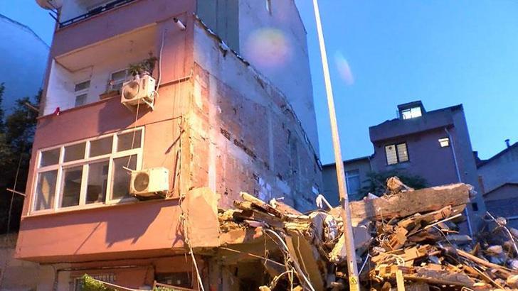 Kağıthane’de yıkım sırasında yanındaki binalar hasar gördü; 2 bina tahliye edildi