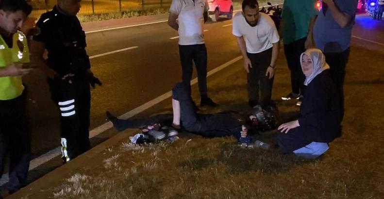Kaza yerine gelen anne, yaralı oğlunun elini tutarak moral verdi