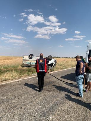 Mardin’de akaryakıt yüklü kamyonet şarampole devrildi: 2 yaralı