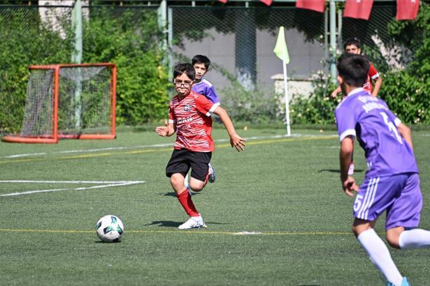 Mersin'de minikler yeteneklerini futbol şenliğinde ortaya koyuyor