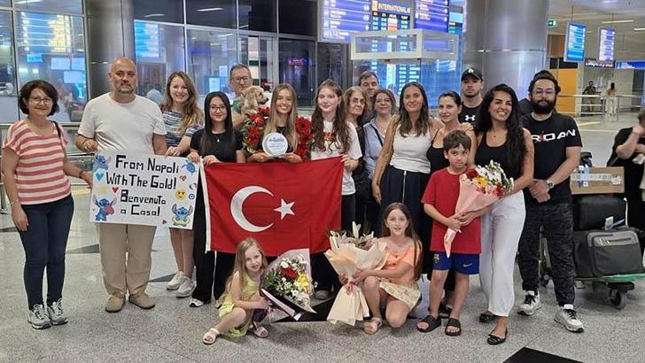 İtalya'da tarih yazan yüzücü Eda'ya İzmir'de coşkulu karşılama