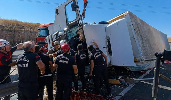 Şanlıurfa'da devrilen TIR'ın şoförü ağır yaralandı