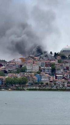 Fatih'te binadaki yangın araçlara sıçradı-2