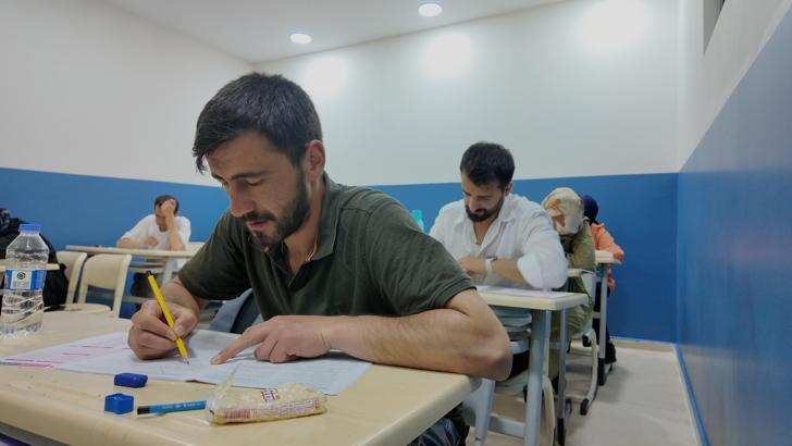 Ücretsiz eğitim merkezi kurup, öğrencileri sınavlara hazırlıyorlar