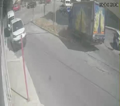 Maltepe’de freni arıza yapan kamyonet park halindeki otomobile çarparak durabildi