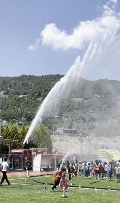 Bahçe’de itfaiyeden çocuklara serinleten sürpriz