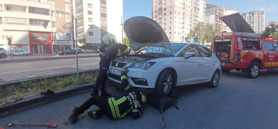 Park halindeki otomobilden yılan sarkıttığı ihbarı endişe yarattı