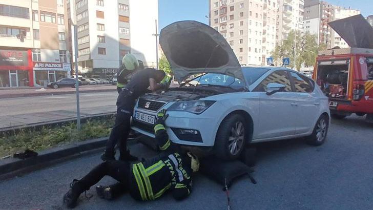 Park halindeki otomobilden yılan sarkıttığı ihbarı endişe yarattı