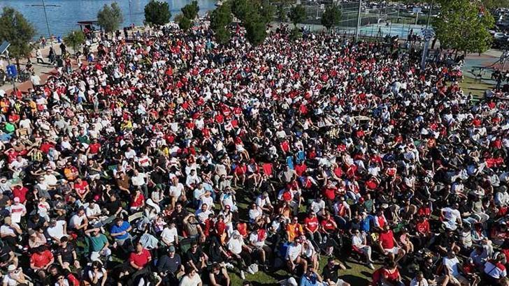 İzmir'de milli heyecan yine meydanlarda yaşanacak