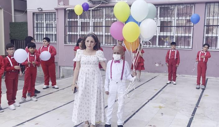 İlik nakli süreci başarılı geçen lösemili Kadir, okulunda yüzlerce balonla karşılandı