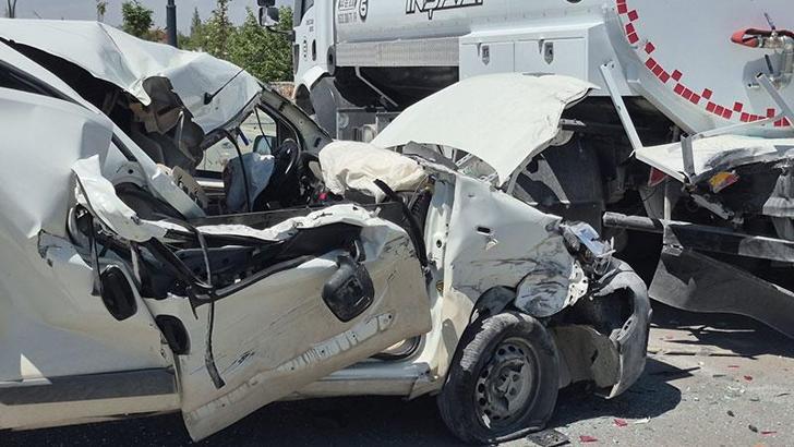 Su tankerine çarpan hafif ticari aracın sürücüsü ağır yaralı