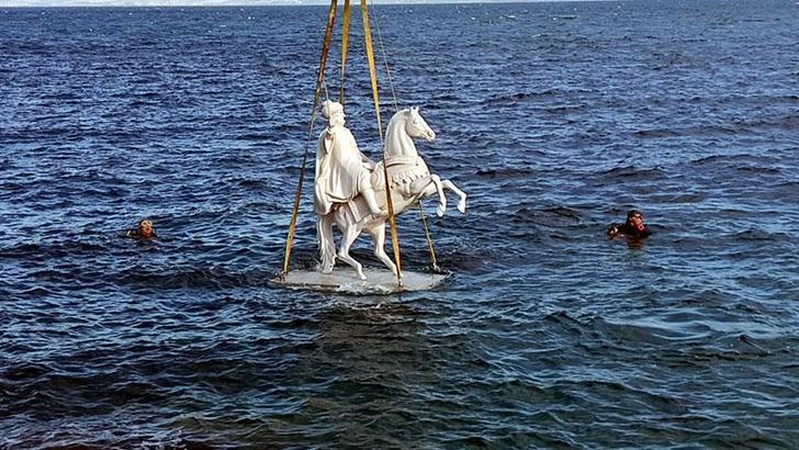 Saros Körfezi’nde dalış okulu açıldı, suya heykeller batırıldı