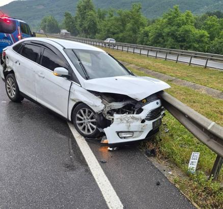 Bariyere çarpan otomobildeki 4 kişi yaralandı