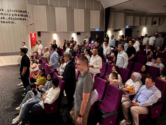 Duygulandıran koro; sahnede çocuklar, salonda babalar