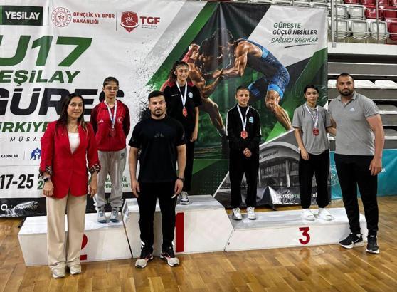 Güreşçilerin madalya gururu
