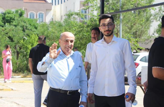 70 yaşındaki baba, 25 yaşındaki oğlu ile sınava girdi