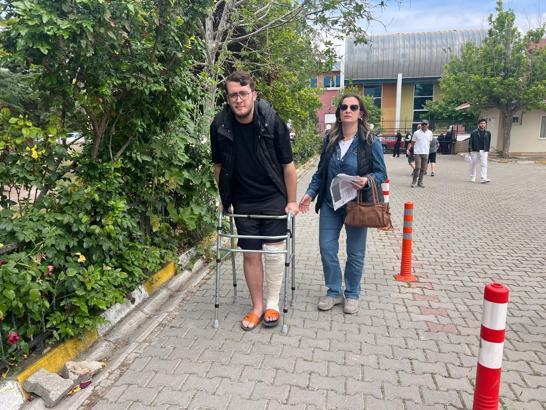 Kaza geçiren öğrenci, yürüteçle sınava geldi