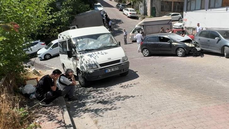 Kağıthane’de park halindeki otomobil yokuştan kayarak 3 araca çarptı; sahibi kaldırımda izledi