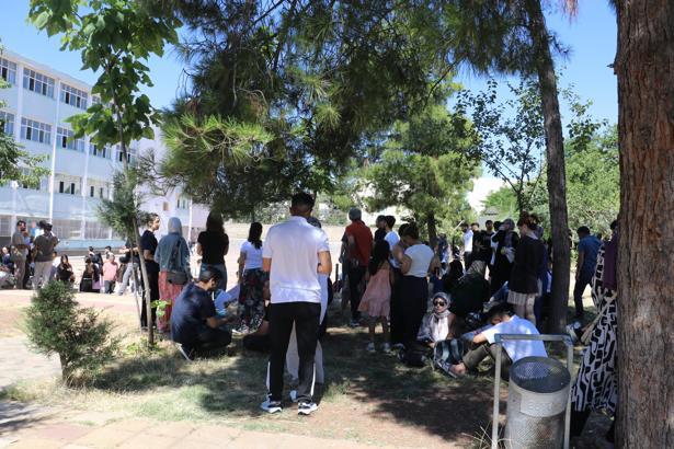 Diyarbakır’da AYT heyecanı; aileler okul önlerinde bekledi